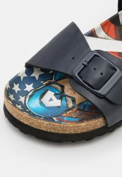 Friboo MARVEL CAPTAIN AMERICA STRAPPY SANDALS UNISEX - Riemensandalette - Dark Blue -Günstiges FRIBOO Geschäft 55bcd8890f234005b2517a0323997d72