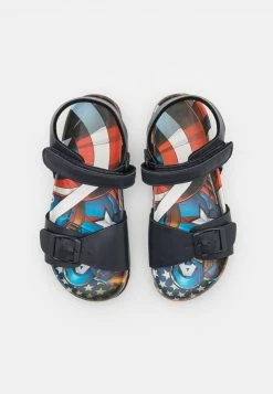 Friboo MARVEL CAPTAIN AMERICA STRAPPY SANDALS UNISEX - Riemensandalette - Dark Blue -Günstiges FRIBOO Geschäft b046cd78c0434d58a3b89d7fef38823f